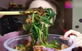 樱桃沟小姐姐吃美食,味蕾盛宴尽享其中