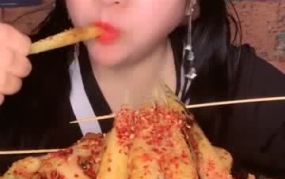 小姐姐吃泡竹笋视频,小姐姐教你轻松制作