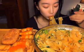 东北小姐姐吃凉皮视频,凉皮大作战