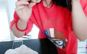 大骨头旁边的小姐姐是谁,大骨头旁神秘小姐姐的真实身份
